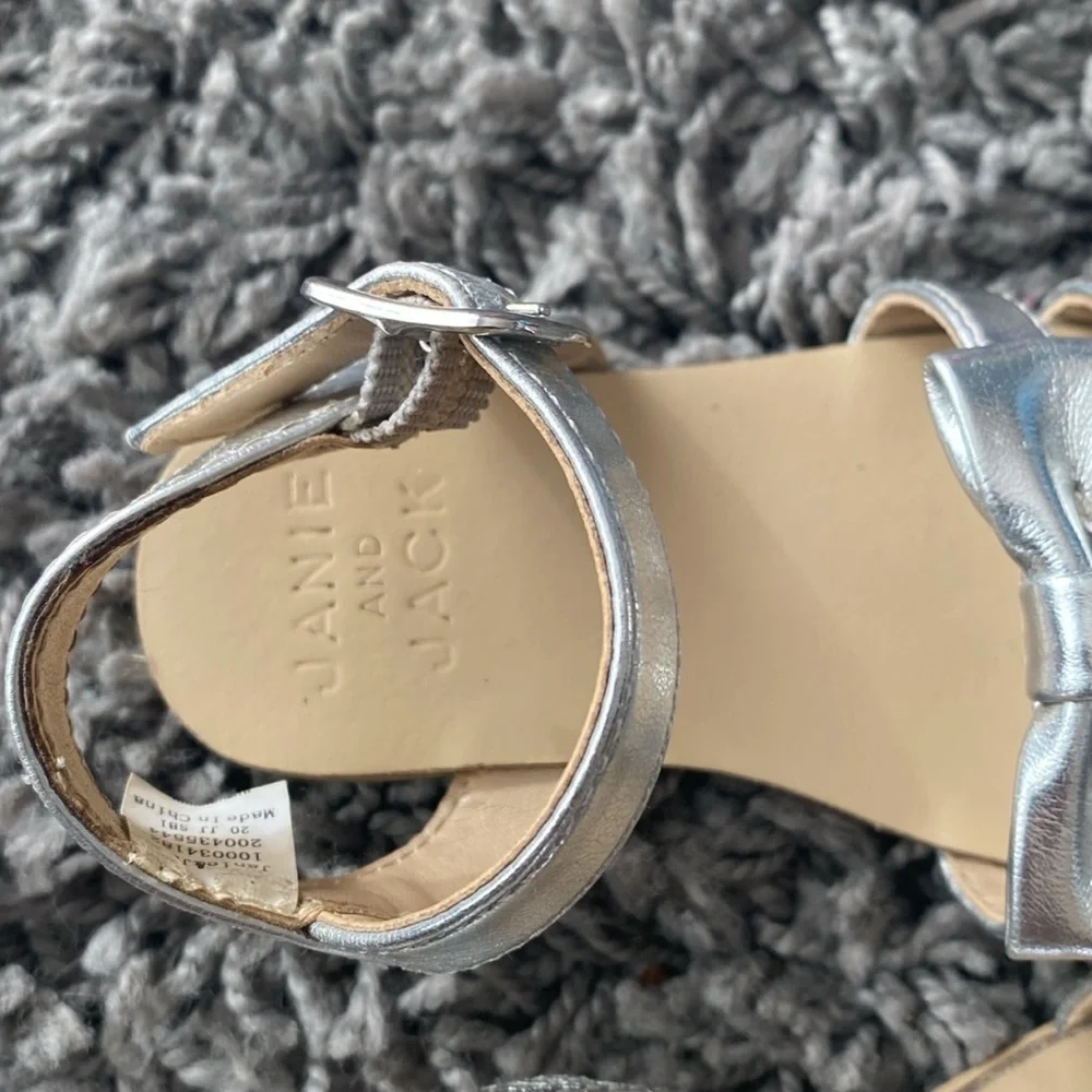 Janie and Jack Baby Girl Silver Bow Sandal Size 3